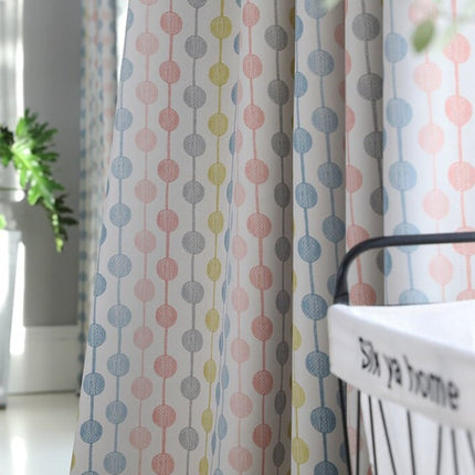 Lyserødt gardin med farverige prikker