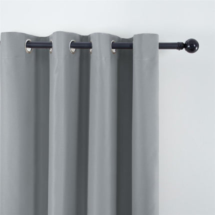 Ensfarvet gråt mørklægningsgardin med øjer