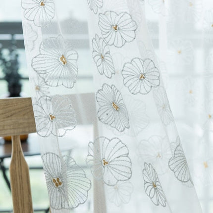 Let gardin med broderede blomster