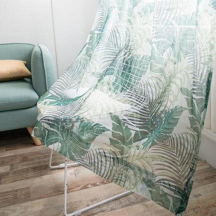 Let gardin med grønne palmeblade