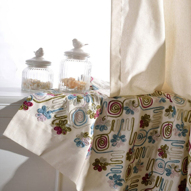 Gardin med broderet boheme-mønster