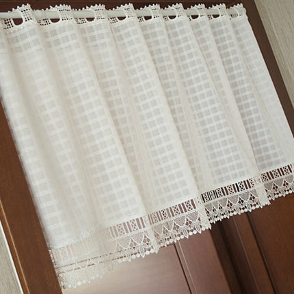 Let gardin med tern og blondekant