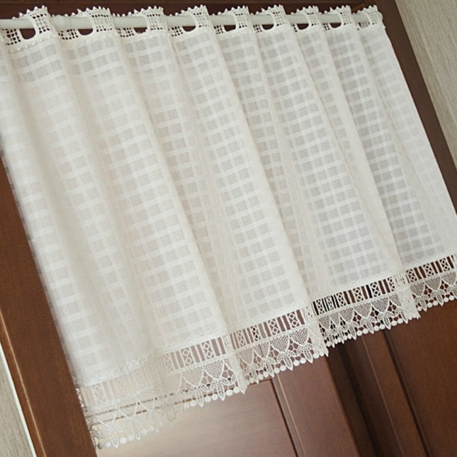 Let gardin med tern og blondekant