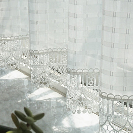 Let gardin med tern og blondekant