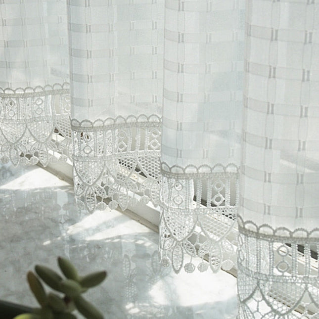 Let gardin med tern og blondekant