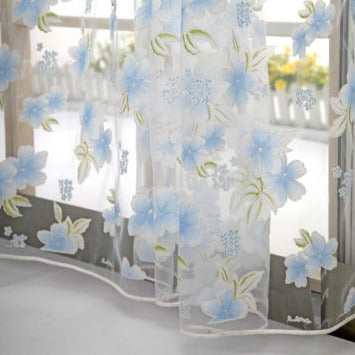 Tyndt gardin med blåt blomstermønster