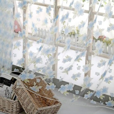 Tyndt gardin med blåt blomstermønster
