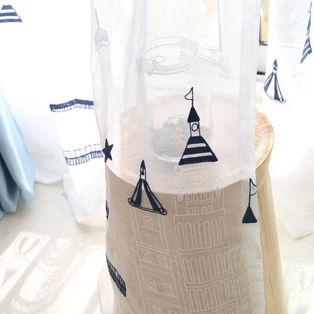 Let gardin med maritimt broderi