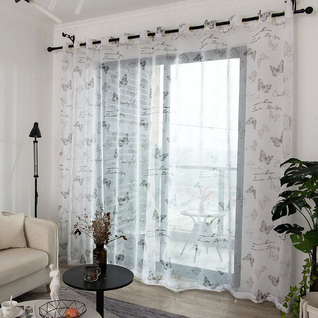 Gennemsigtigt gardin med sommerfugle og skrift