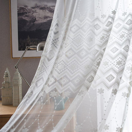 Gennemsigtigt gardin med diskret broderi