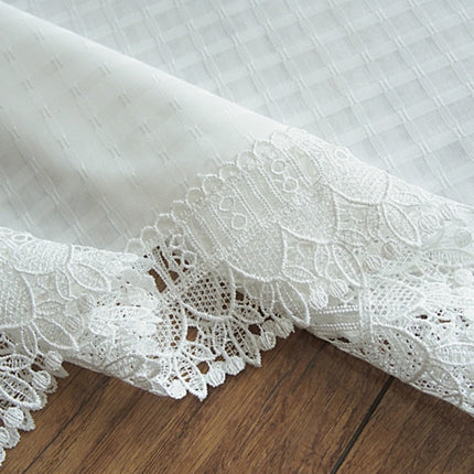 Let gardin med tern og blondekant