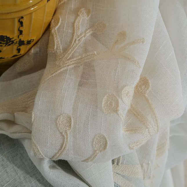Gennemsigtigt gardin i hørlook med broderi