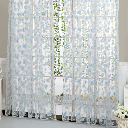 Tyndt gardin med blåt blomstermønster