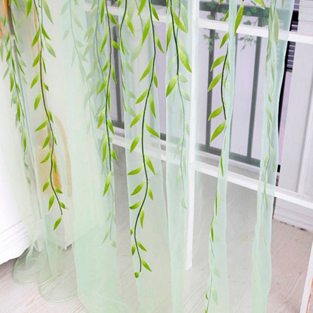 Transparent gardin med grønne bladranker