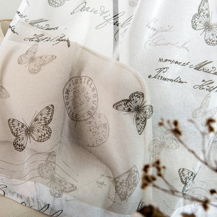 Gennemsigtigt gardin med sommerfugle og skrift