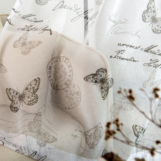 Gennemsigtigt gardin med sommerfugle og skrift