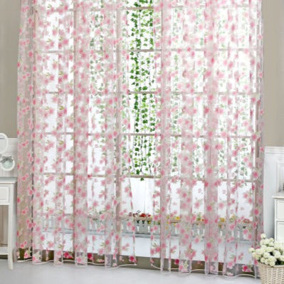 Tyndt gardin med blåt blomstermønster