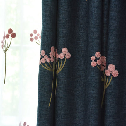 Marineblåt mørklægningsgardin med broderede blomster