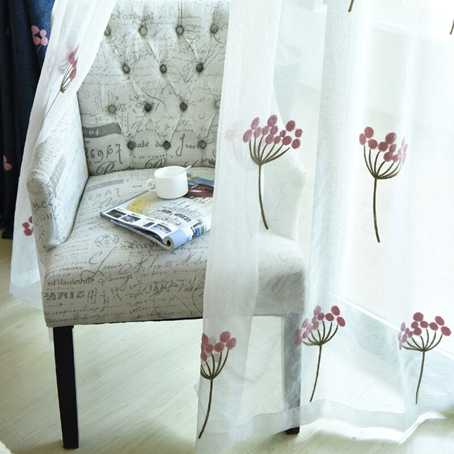 Let gardin med støvet rosa blomsterbroderi