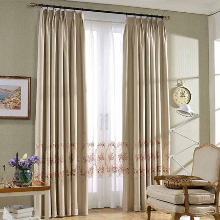 Blåt mørklægningsgardin med broderet kant