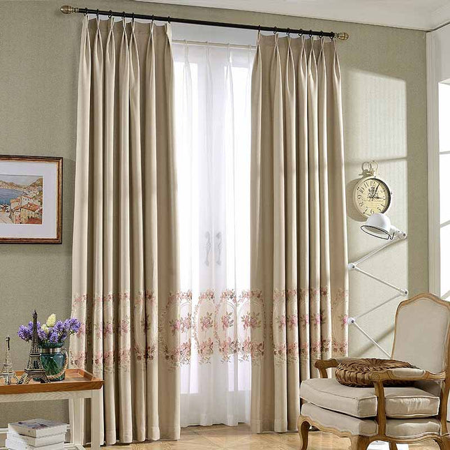 Blåt mørklægningsgardin med broderet kant