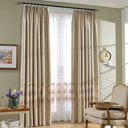 Romantisk gardin med broderede roser