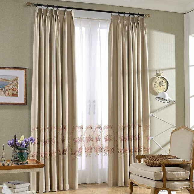 Romantisk gardin med broderede roser