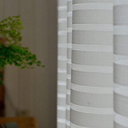 Hvidt let gardin med vandrette striber