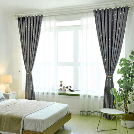 Lysegråt mørklægningsgardin med stjernemotiv