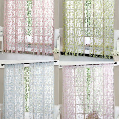 Tyndt gardin med blåt blomstermønster