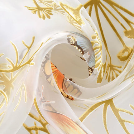 Let gardin med broderede sommerfugle