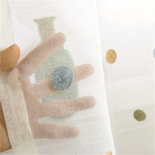 Gennemsigtigt gardin med farverige prikker