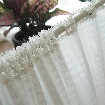 Let gardin med tern og blondekant