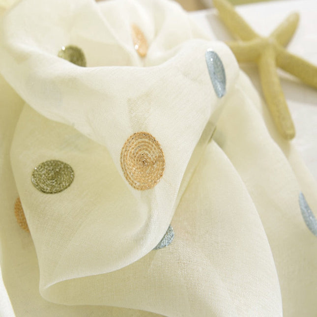 Gennemsigtigt gardin med farverige prikker