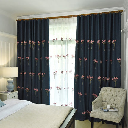 Marineblåt mørklægningsgardin med broderede blomster