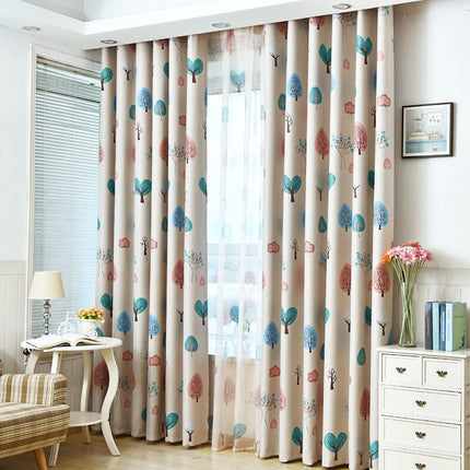 Mørklægningsgardin med moderne træmotiv