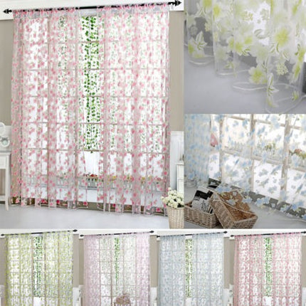 Tyndt gardin med blåt blomstermønster