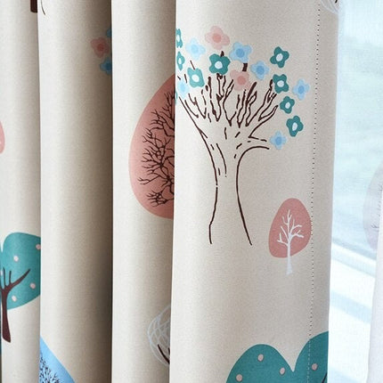 Mørklægningsgardin med moderne træmotiv