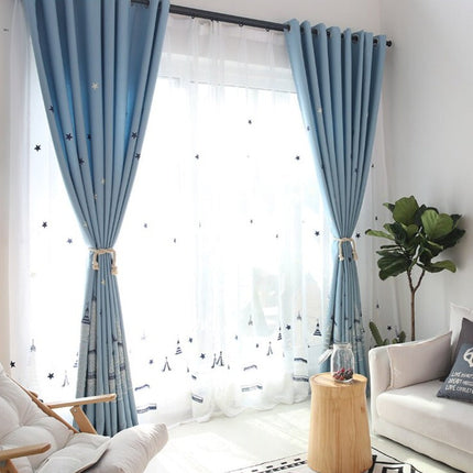 Let gardin med maritimt broderi