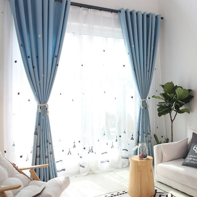 Let gardin med maritimt broderi