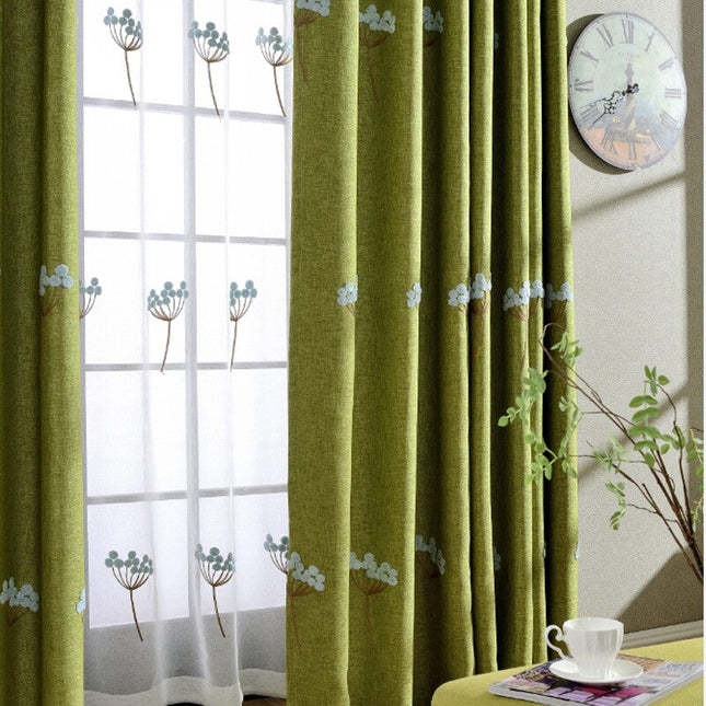 Let gardin med lyseblåt blomsterbroderi