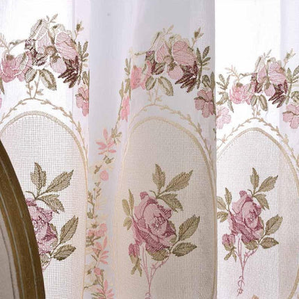 Romantisk gardin med broderede roser