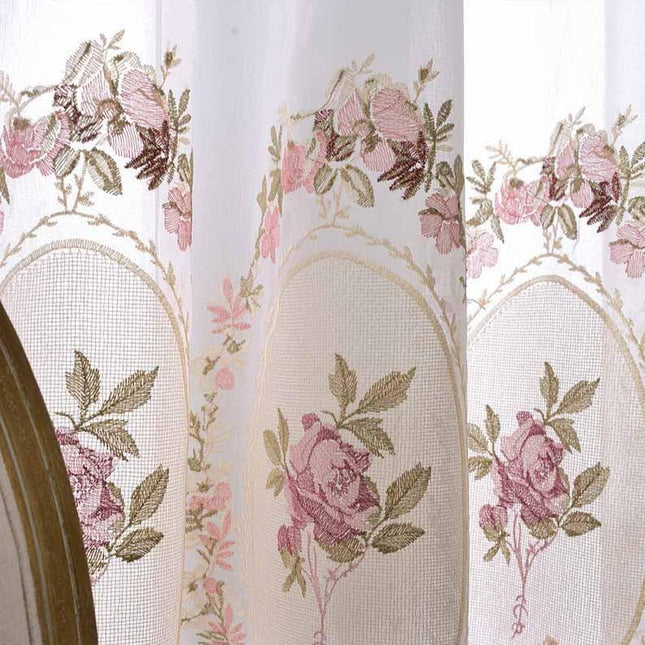 Romantisk gardin med broderede roser