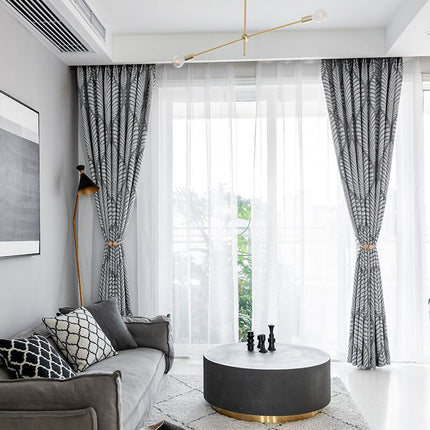 Gråt mørklægningsgardin med bladmotiv