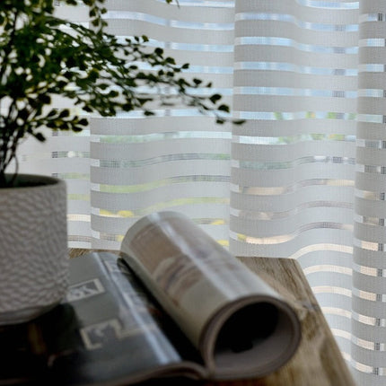 Hvidt let gardin med vandrette striber