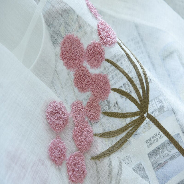 Let gardin med støvet rosa blomsterbroderi