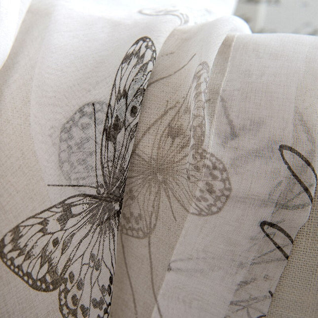 Gennemsigtigt gardin med sommerfugle og skrift