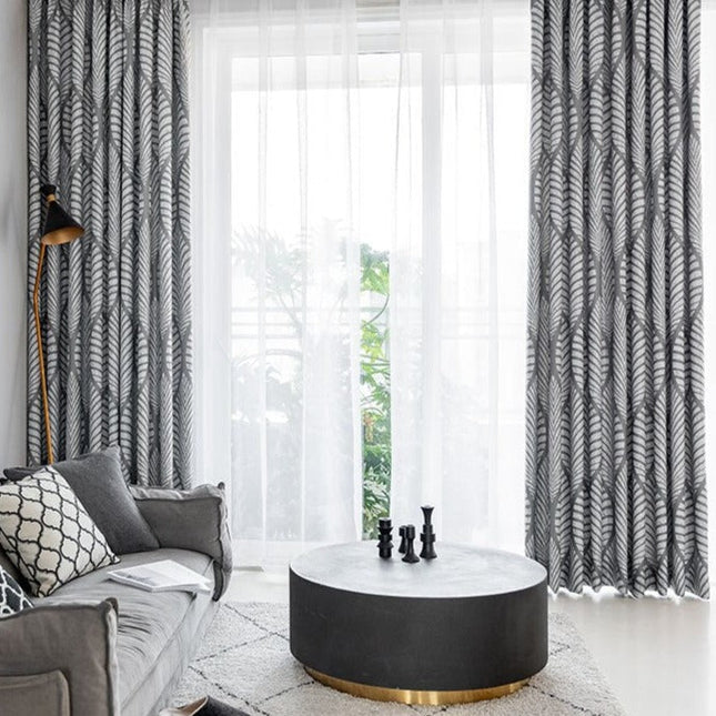 Gråt mørklægningsgardin med bladmotiv