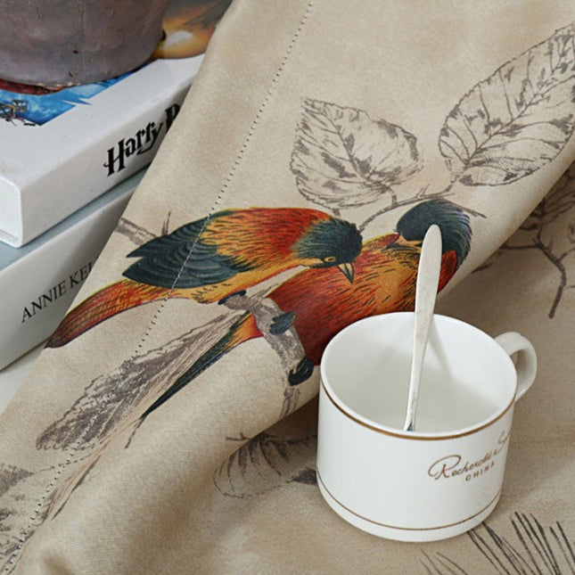 Gardin med farverigt fuglemotiv