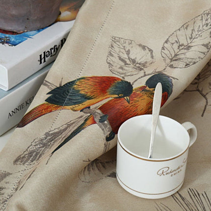 Gardin med farverigt fuglemotiv